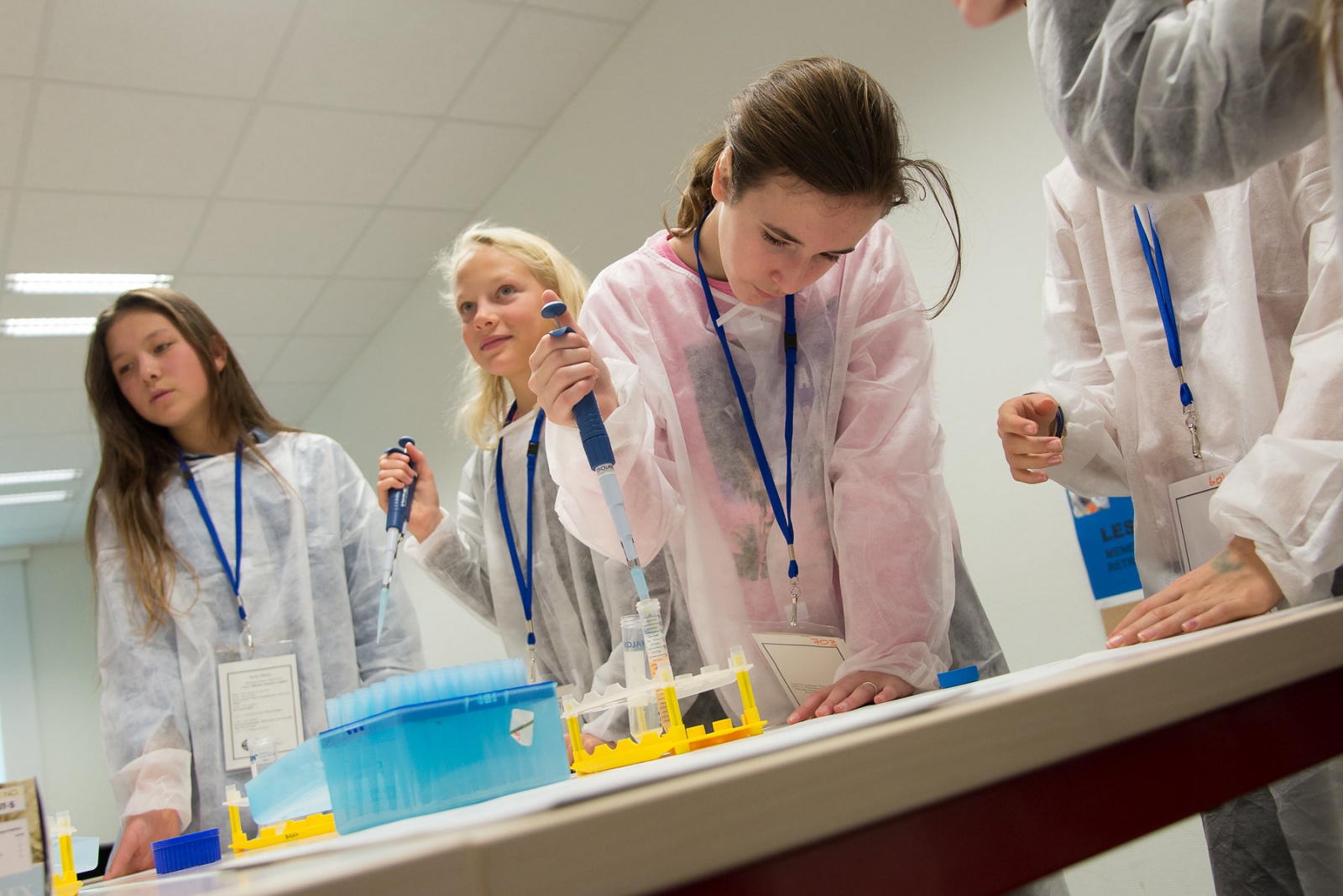filles travaillant dans un laboratoire