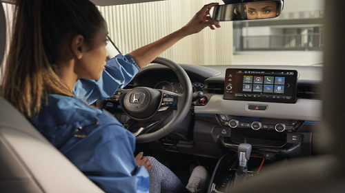 Photo d'une femme au volant de sa voiture