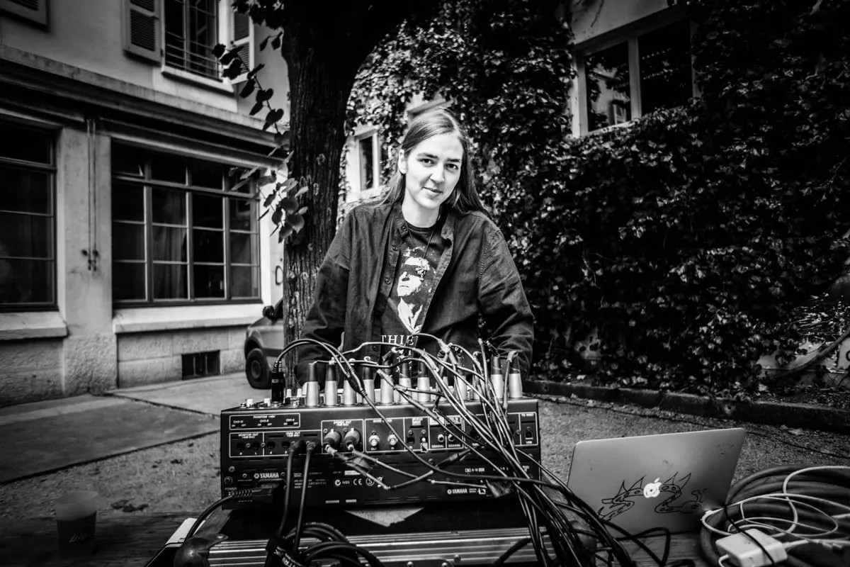 Nadja Crisafulli au son lors d’un concert à Genève.