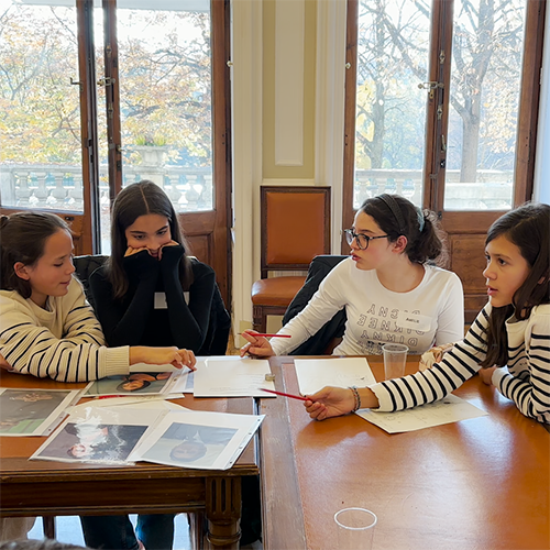 Quatre fillent se prêtent à l'exercice d'associer un portrait à une profession et débattent entre elles  