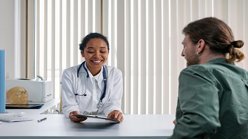 Doctoresse en rendez-vous avec un patient, au cabinet