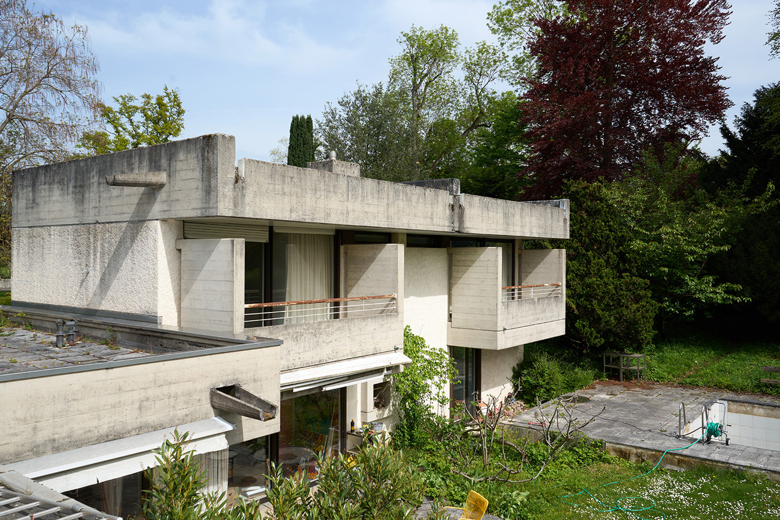 Aile accueillant les chambres à l’étage et le logement indépendant de plain-pied (CDAO / photo T. Manasseh, 2025).