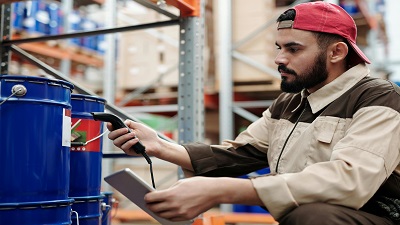 Homme en train d'analyser un élément dans une usine