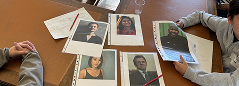 Portraits photographiqhes posés sur une table