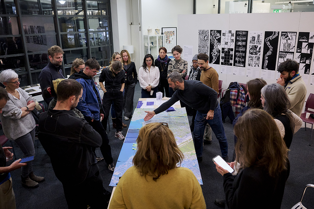 Chroniques du Garage #1 - personnes autour de la carte du projet