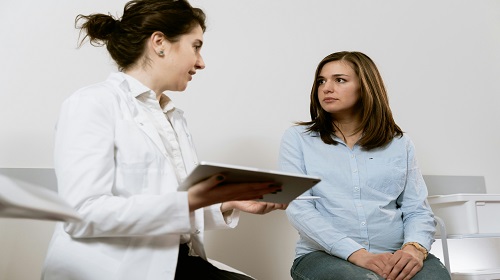 Femme médecin et femme enceinte en train de discuter