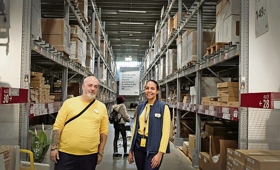 Thomas Meisner et son apprentie Juliette Gouilliart à Ikea-Vernier (GE).