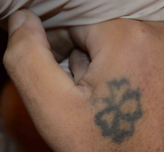 Tatouage main