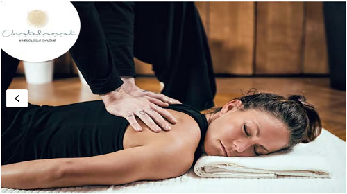 Image d'une femme allongée, en train de se faire masser le dos durant une séance de shiatsu