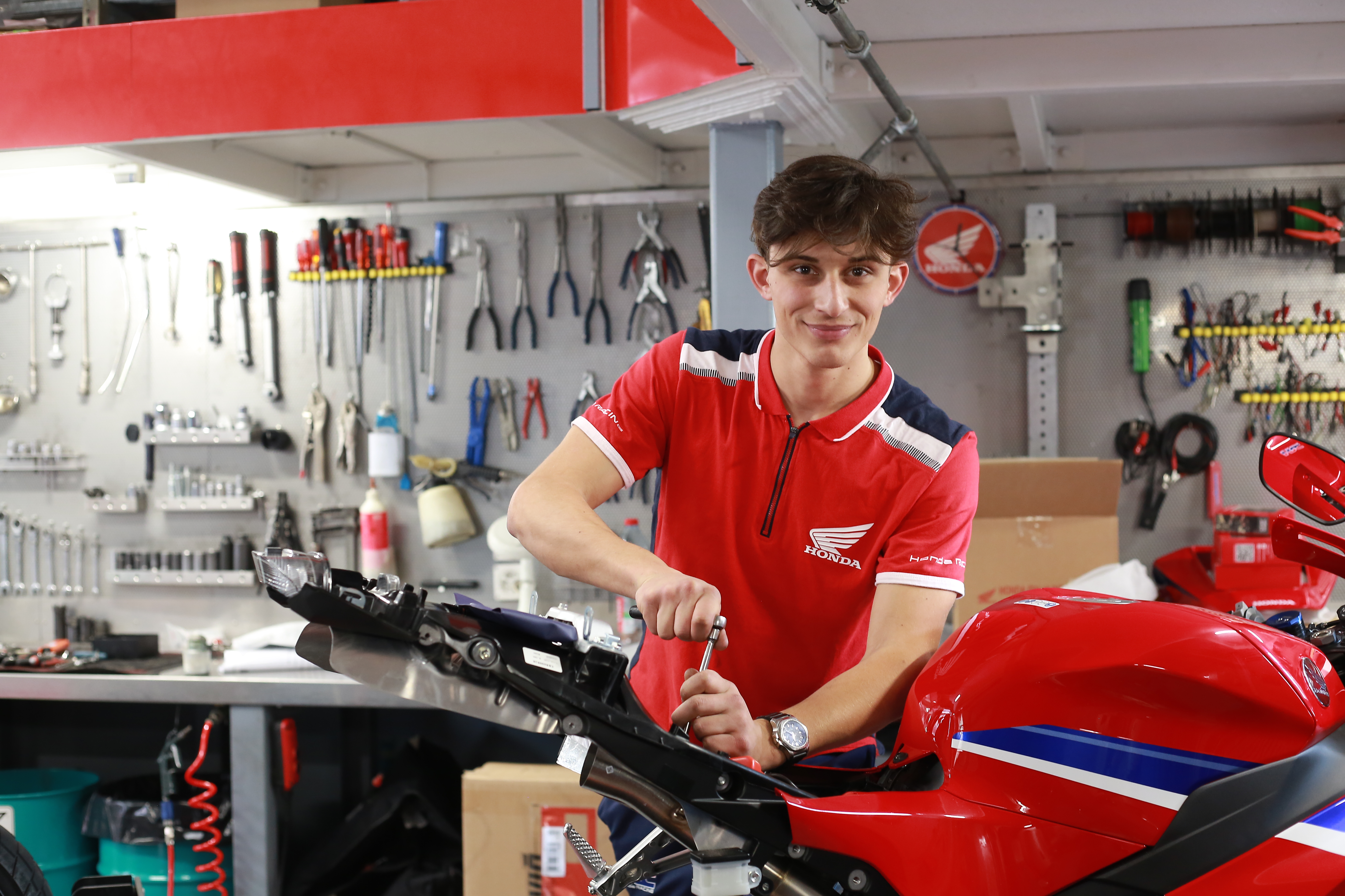 Sven Barbey, 19 ans, candidat et apprenti mécanicien sur motocycle en 3e année. Photo : Iris Mizrahi/OFPC-SISP