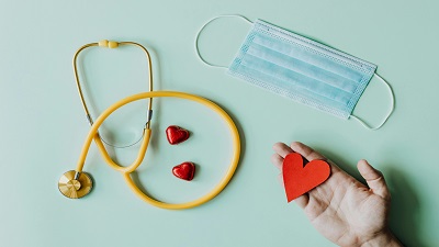 Accessoires du médecin posés à plat