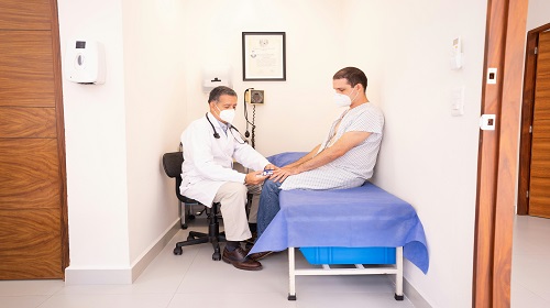 Médecin en train de faire une consultation