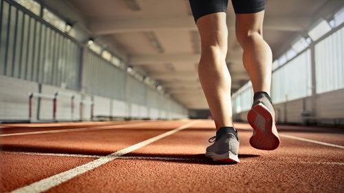 Vue sur les baskets d'un coureur