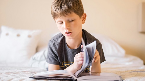 Enfant devant un livre