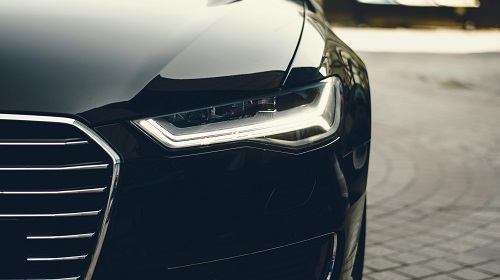 Voiture noire photographiée avec zoom sur l'avant gauche