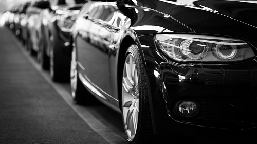 Image noir et blanc d'une voiture