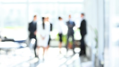 Groupe de personnes floues dans un bureau