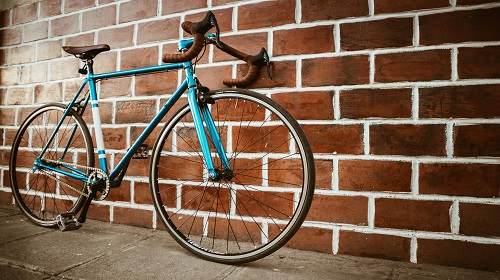 Image d'un vélo posé contre un mur