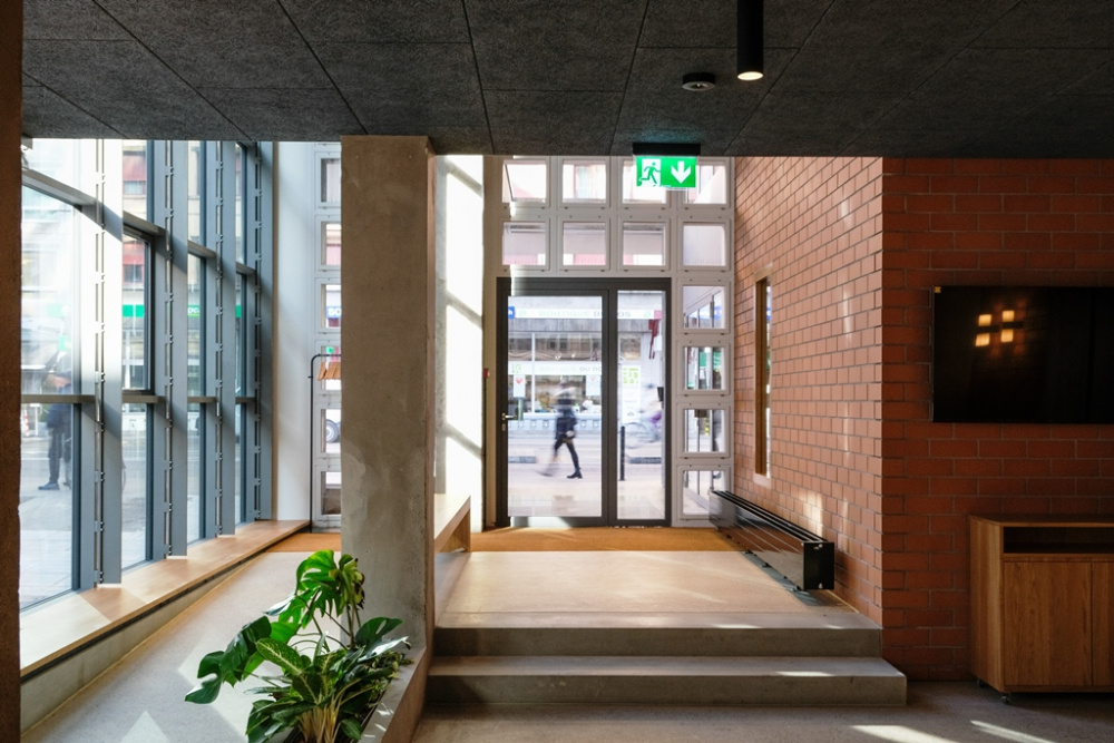 La double hauteur de l’entrée du restaurant (© dmarchitectes/Hugo Dreneau).