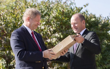 M. Serge Dal Busco remet le millésime 2020 de la Vigne des Nations au Dr Seth Berkley, directeur exécutif du Gavi. Photo Gavi - J. Scmhitz