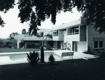 La villa Nessim vue depuis le jardin avec la piscine au premier plan (Archives BMS Atelier d’architecture / © photo J. Verdier, années 1970).