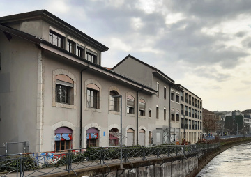 L’ancienne chocolaterie, côté Rhône, vue depuis le barrage du Seujet (office du patrimoine et des sites, Bénédict Frommel, 2025).