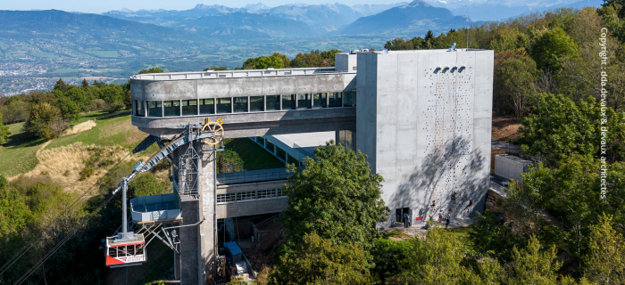 Photographie de la gare supérieure du Téléphérique du Salève avec le mur de grimpe