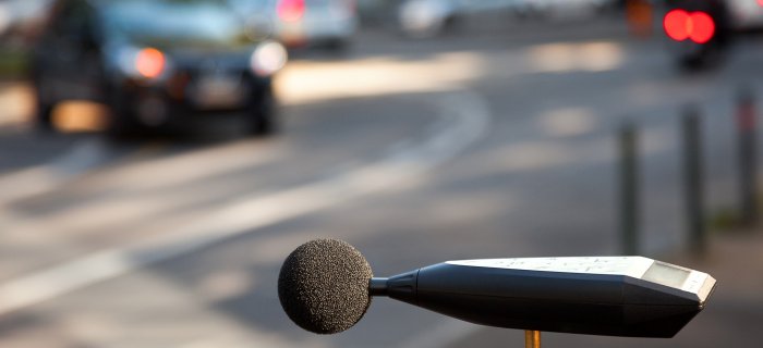 Micro mesurant le bruit sur une route genevoise