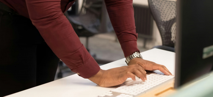 Des mains sur un clavier d'ordinateur