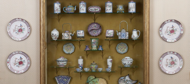 Vitrine du salon chinois. Photothèque du Musée d'art et d'histoire de Genève (MAH) Vitrine du salon chinois. Photothèque du Musée d'art et d'histoire de Genève (MAH)