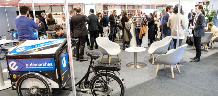 Experts et public sur le stand Services publics numériques de l'Etat aux Automnales 21 Automnales 2021 - Vue générale du stand