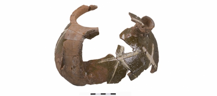 Fragments de la cruche mis au jour lors de la première campagne de fouille du château de Rouelbeau
