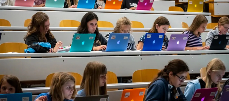 Des filles en atelier informatique: prendre confiance dans le domaine technique.