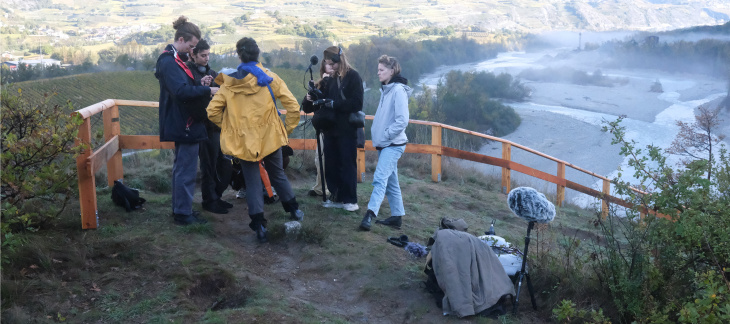 Des étudiants du bachelor en son lors d’un atelier extérieur ---------------- Photo: Maximilien Urfer 