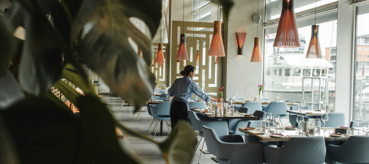 Apprendre à préparer les chambres et à satisfaire les exigences des clients font partie de la formation dans le département housekeeping