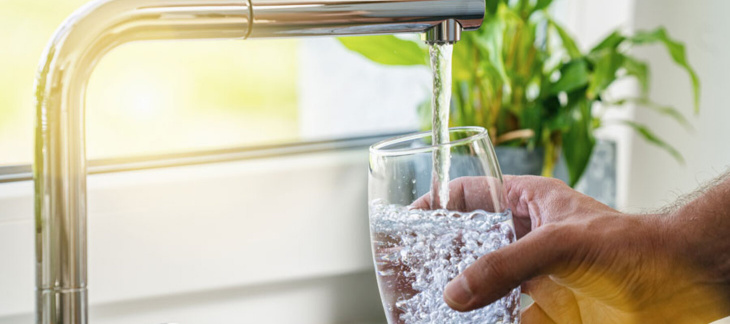 Robinet et verre d'eau