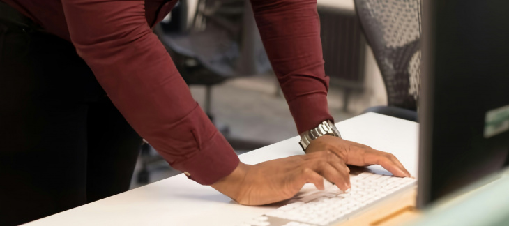 Des mains sur un clavier d'ordinateur
