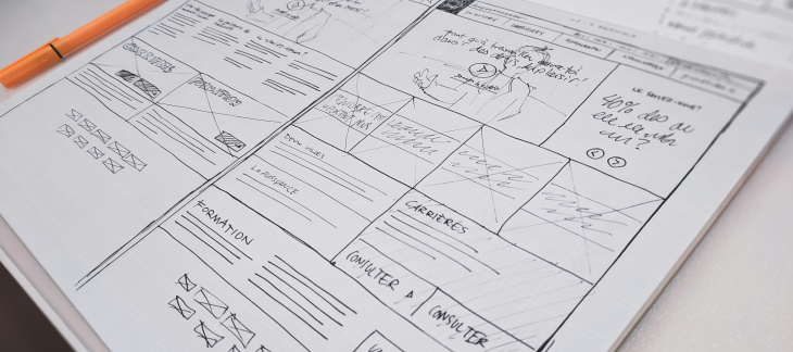 Un fichier rempli d'annotations et un stylo orange