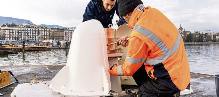 Les étudiants en génie mécanique HES de l’Hepia installent le prototype de la buse du Jet d’eau de Genève