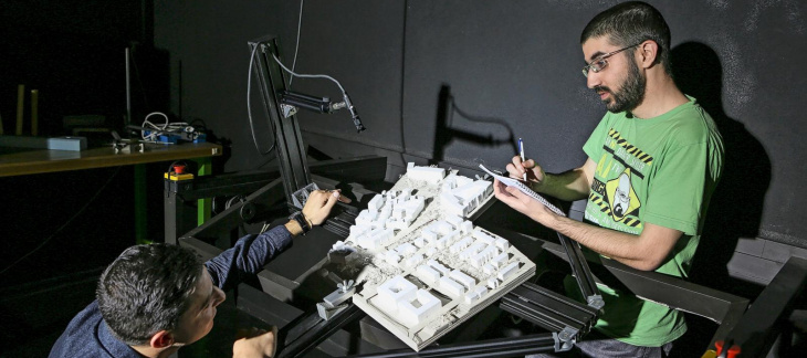 Les étudiants de l'HEPIA observent les répercussions des ombre des bâtiments dans un tissu urbain
