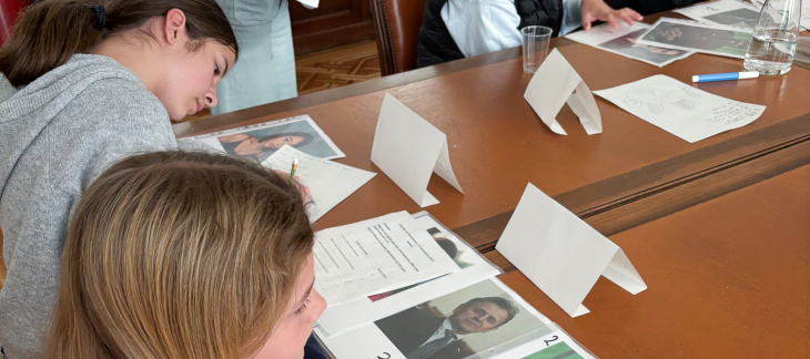 Des élèves de 9CO au secrétariat  général du DIP et en présence d'Anne Hiltpold