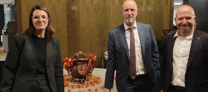 M. Th. Apothéloz, Président du Conseil d'Etat, Mme A. Hiltpold Conseillère d'Etat, et M. N. Walder, Conseiller d'Etat genevois devant la marmite de l'Escalade, au Palais fédéral
