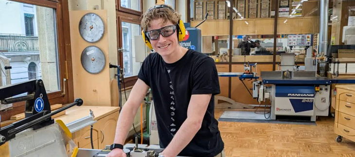 Jonas Mettler, apprenti ébéniste à plein temps en 4e année: «Durant tout mon cursus, j’ai vraiment senti un soutien sincère des enseignants.»