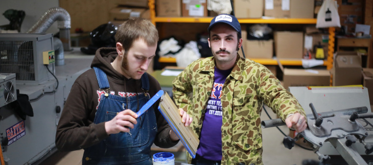 Paul-Loup Duchatel (à droite) et Tom Morattel dans l’atelier de sérigraphie Baxter à Meinier.