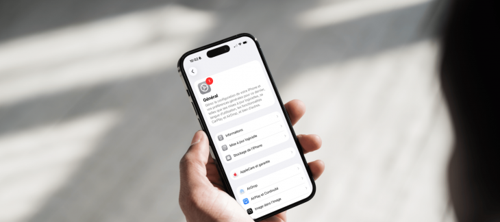 Une personne tenant un téléphone portable