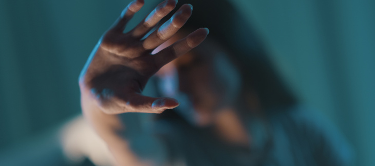 Jeune femme faisant stop avec sa main